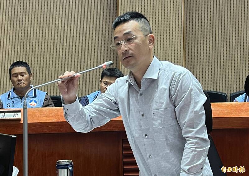 金门县议员董森堡提案,针对有酒驾(肇事)前科者暂停配售金门高粱酒权利,期盼这项「藏富于民」的配售制度,不要沦为贪杯误事者的帮凶。(记者吴正庭摄) 金门县议员董森堡提案,针对有酒驾(肇事)前科者暂停配售金门高粱酒权利,期盼这项「藏富于民」的配售制度,不要沦为贪杯误事者的帮凶。(记者吴正庭摄)