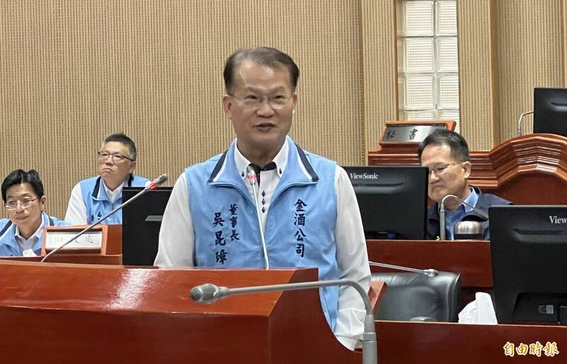 法官出身的金酒公司董事长吴昆璋说,不一定买酒就一定会喝酒,喝酒就一定会酒驾,事涉限制人民权益,更应审慎。(记者吴正庭摄) 法官出身的金酒公司董事长吴昆璋说,不一定买酒就一定会喝酒,喝酒就一定会酒驾,事涉限制人民权益,更应审慎。(记者吴正庭摄)