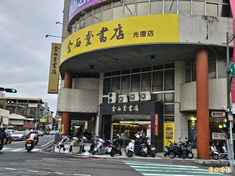 再見！「鬼地方」作者陳思宏返鄉 跟彰化最後一家金石堂告別