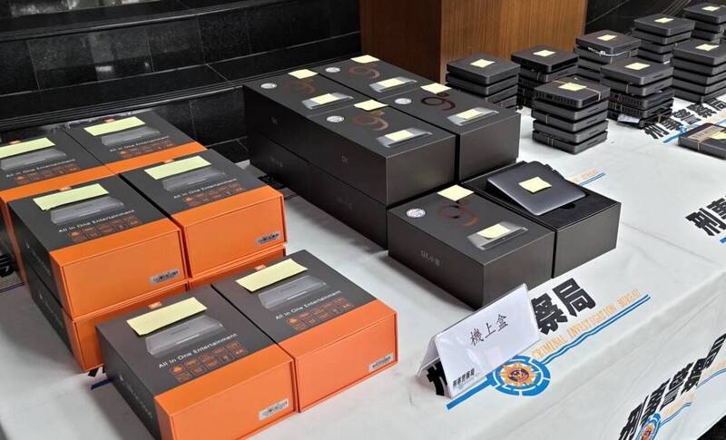 警方查扣的机上盒。(警方提供) 警方查扣的机上盒。(警方提供)