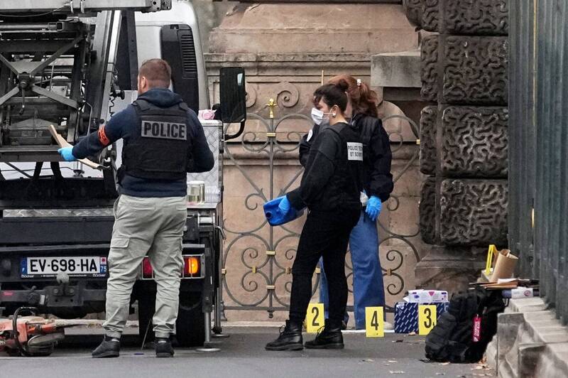 巴黎罗浮宫发生窃案,警察正在进行调查。(美联社) 巴黎罗浮宫发生窃案,警察正在进行调查。(美联社)
