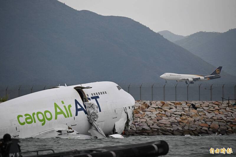 今天阿联酋航空货机在降落香港国际机场时滑出跑道,造成2人死亡。(法新社) 今天阿联酋航空货机在降落香港国际机场时滑出跑道,造成2人死亡。(法新社)