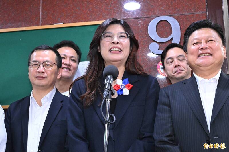 鄭麗文抱怨賴清德只送花籃沒格局 馮光遠酸：派丁字褲小鮮肉跳豔舞