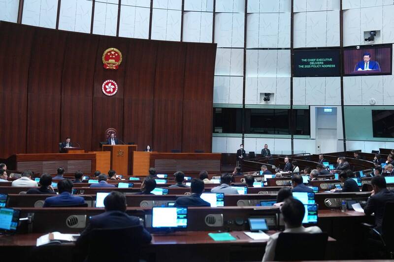 香港政坛盛传,北京方面希望香港立法会年轻化及进行新旧交替,目前已有17名议员放弃连任。(彭博) 香港政坛盛传,北京方面希望香港立法会年轻化及进行新旧交替,目前已有17名议员放弃连任。(彭博)
