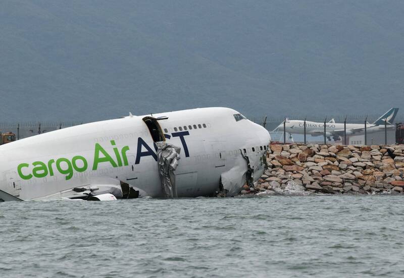 香港国际机场今凌晨4点左右发生「阿联酋航空」货机冲出跑道坠海的重大事故,造成2人死亡。事后香港机场管理局提到,夜间天气良好,且跑道适合运作,目前正在调查事发原因。(路透) 香港国际机场今凌晨4点左右发生「阿联酋航空」货机冲出跑道坠海的重大事故,造成2人死亡。事后香港机场管理局提到,夜间天气良好,且跑道适合运作,目前正在调查事发原因。(路透)