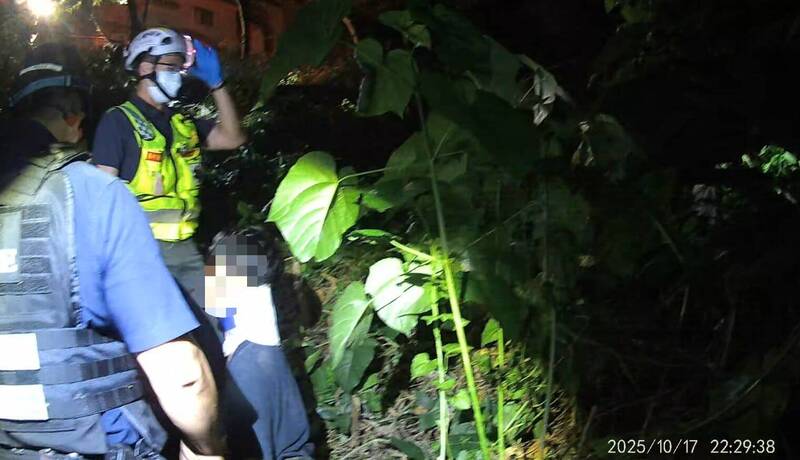 谢姓男子为闪避流浪猫失控坠谷,丰原警消合力抢救脱困。(图由民众提供) 谢姓男子为闪避流浪猫失控坠谷,丰原警消合力抢救脱困。(图由民众提供)