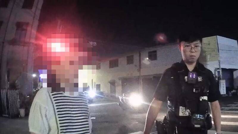 斗南警分局2警员,贴心开警车车灯,并当起导护,陪同夜盲症妇人回家。(图由斗南警分局提供) 斗南警分局2警员,贴心开警车车灯,并当起导护,陪同夜盲症妇人回家。(图由斗南警分局提供)