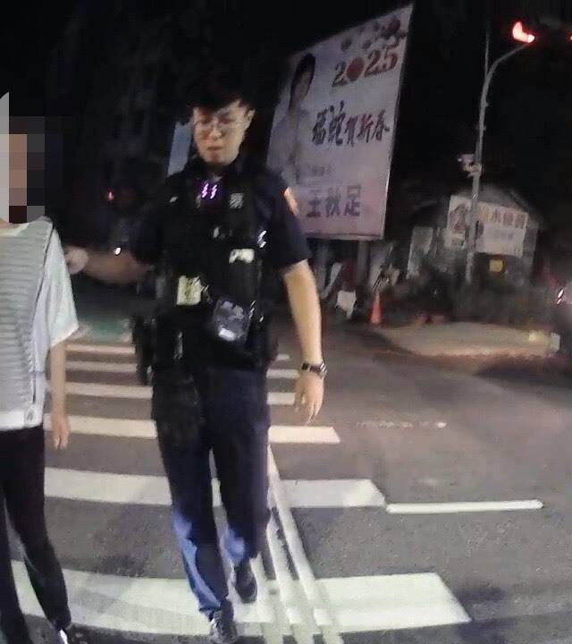 斗南警分局2警员,贴心开警车车灯,并当起导护,陪同夜盲症妇人回家。(图由斗南警分局提供) 斗南警分局2警员,贴心开警车车灯,并当起导护,陪同夜盲症妇人回家。(图由斗南警分局提供)