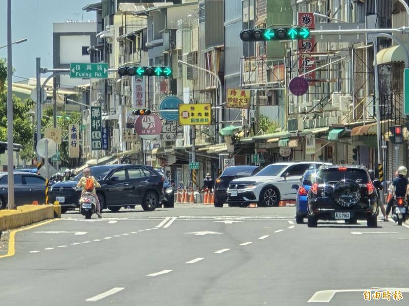 屏東市區紅綠燈不連鎖?民眾抱怨交通不便利  警方：依路況自動控管