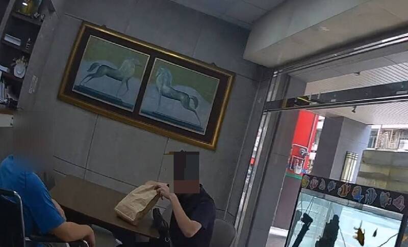 林姓车手贪心的翻袋数钞。(警方提供) 林姓车手贪心的翻袋数钞。(警方提供)