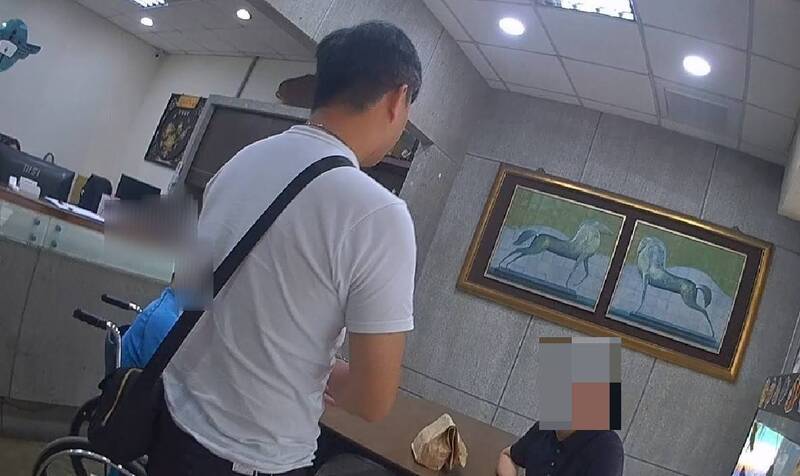 警方一拥而上逮人。(警方提供) 警方一拥而上逮人。(警方提供)