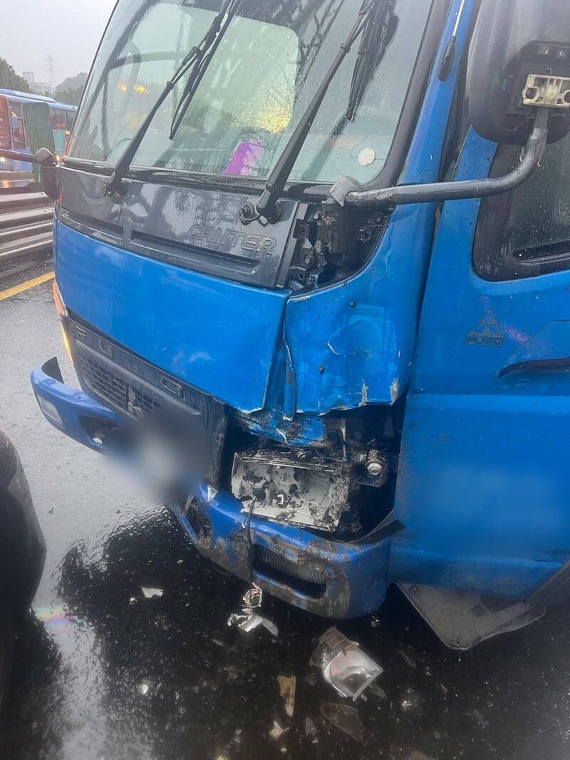 中山高汐止北上路段今天清晨传出二次事故引发的连环车祸,高姓货车驾驶发生自撞事故,下车处理时遭撞弹飞到对向车道身亡;图为自撞的小货车。(记者吴仁捷翻摄) 中山高汐止北上路段今天清晨传出二次事故引发的连环车祸,高姓货车驾驶发生自撞事故,下车处理时遭撞弹飞到对向车道身亡;图为自撞的小货车。(记者吴仁捷翻摄)