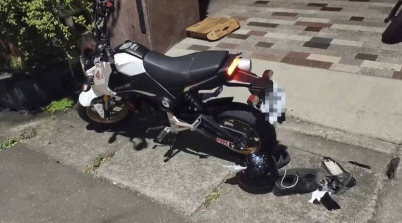 黄男骑著这辆白牌档车今(21)日凌晨撞上穿越马路的林姓车行老板。(民众提供) 黄男骑著这辆白牌档车今(21)日凌晨撞上穿越马路的林姓车行老板。(民众提供)