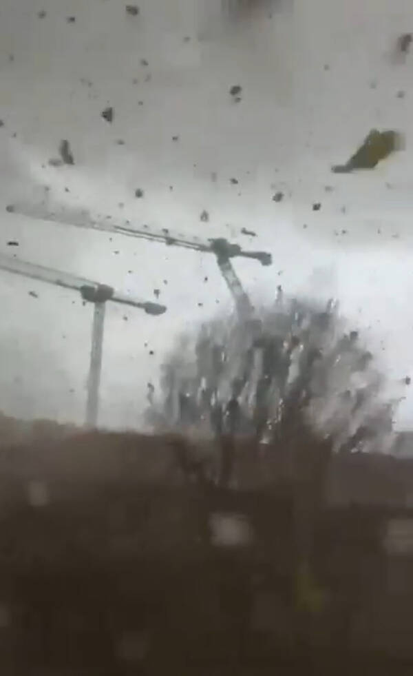 法国当局称,20日1场龙卷风席卷巴黎北部地区,吹翻3台建筑起重机。(撷自X@Meteo_Decrypte) 法国当局称,20日1场龙卷风席卷巴黎北部地区,吹翻3台建筑起重机。(撷自X@Meteo_Decrypte)