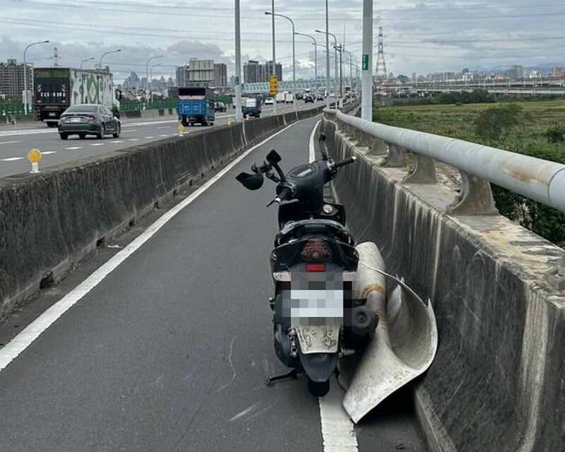 彰化昨天刮强风,1名机车骑士遭帆布击落。(图由警方提供) 彰化昨天刮强风,1名机车骑士遭帆布击落。(图由警方提供)
