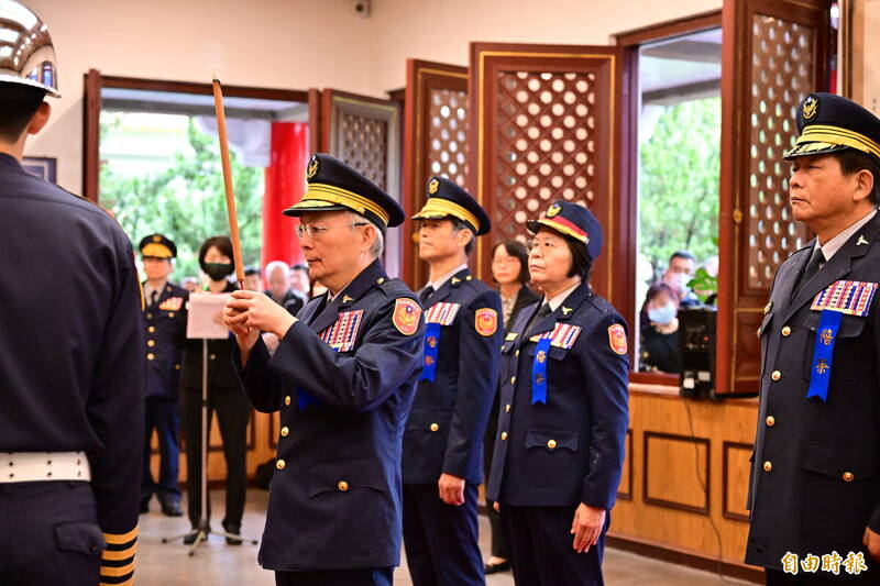警政署今举行秋祭典礼,由署长张荣兴率警察同仁代表吊祭警察英灵。(记者邱俊福摄) 警政署今举行秋祭典礼,由署长张荣兴率警察同仁代表吊祭警察英灵。(记者邱俊福摄)
