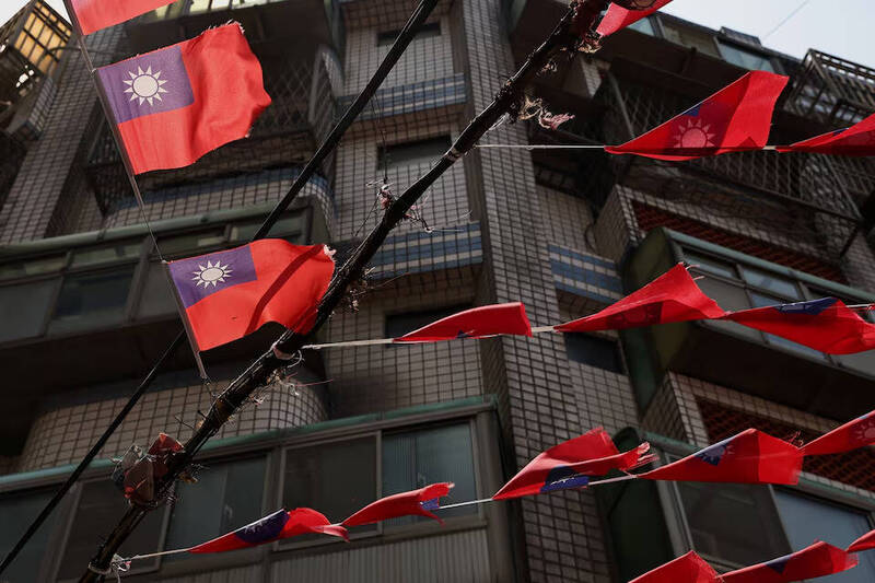 悬挂在台湾街头的中华民国国旗,是台湾拥有事实独立主权与身份认同的鲜明象征。(路透) 悬挂在台湾街头的中华民国国旗,是台湾拥有事实独立主权与身份认同的鲜明象征。(路透)