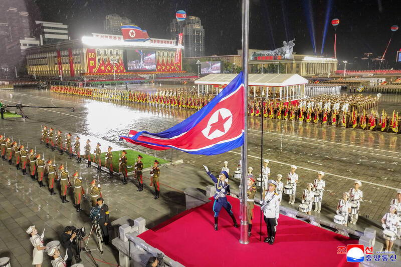 南韩最新民调显示,51%韩人认为「没必要与北韩统一」。图为11日北韩劳动党庆祝建党80周年阅兵仪式。(美联社) 南韩最新民调显示,51%韩人认为「没必要与北韩统一」。图为11日北韩劳动党庆祝建党80周年阅兵仪式。(美联社)