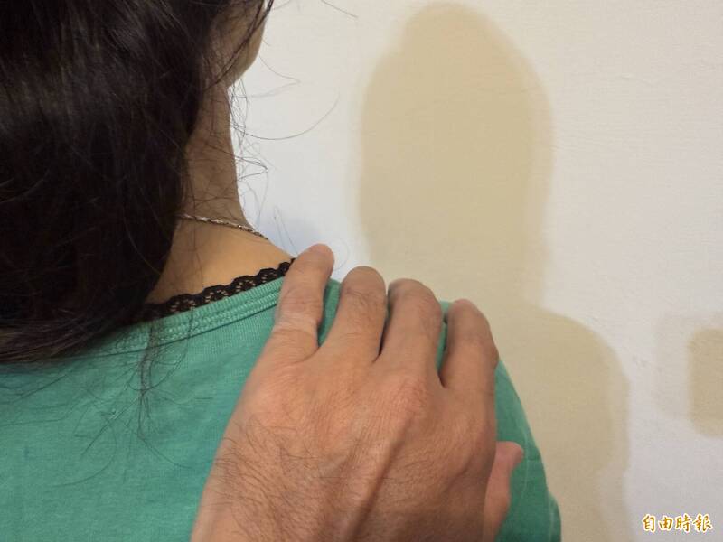女大学生同意与郭姓学长交往,但要求禁摸身体,郭男却三次触摸,台南地院判郭男赔十二万元。示意图。(记者王俊忠摄) 女大学生同意与郭姓学长交往,但要求禁摸身体,郭男却三次触摸,台南地院判郭男赔十二万元。示意图。(记者王俊忠摄)