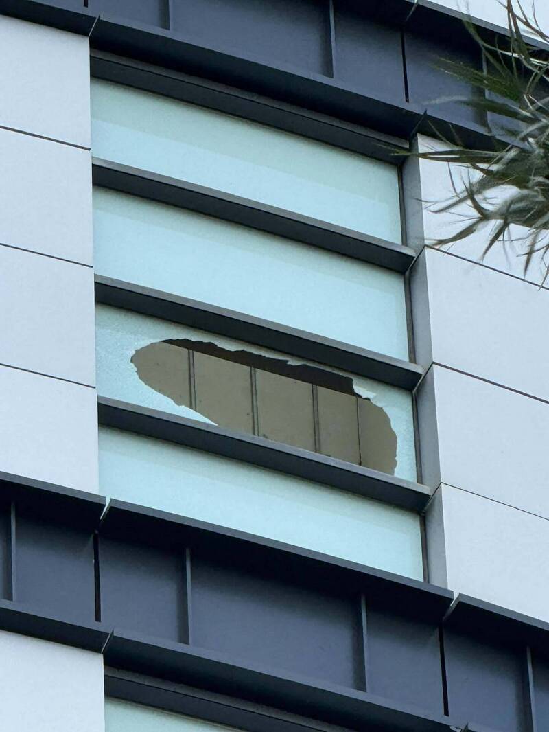 復業不到一個月 台中新光三越外牆玻璃遭強風吹破