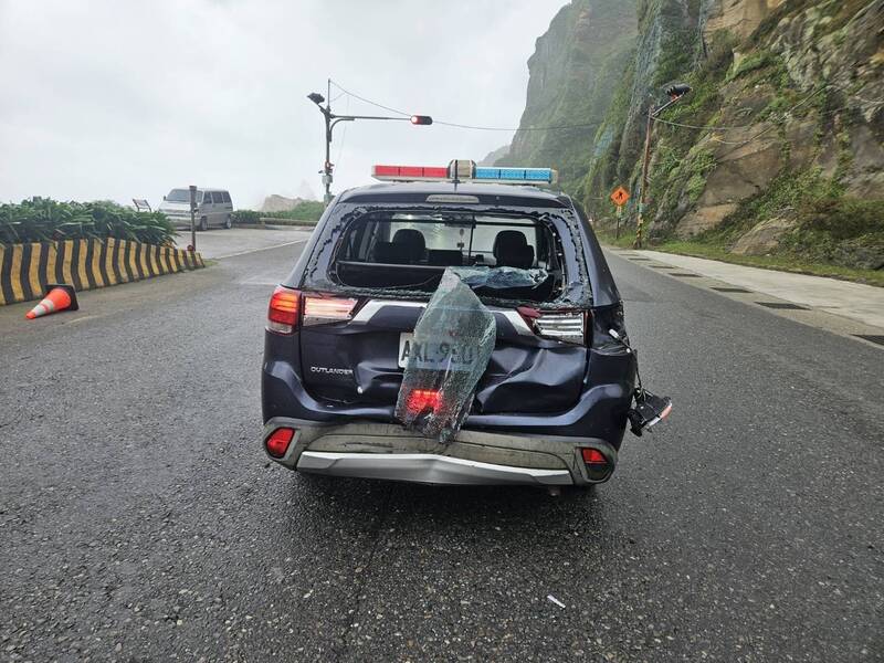 勤警停等遭到後方曳引追撞，保受凹陷。（者儒翻）