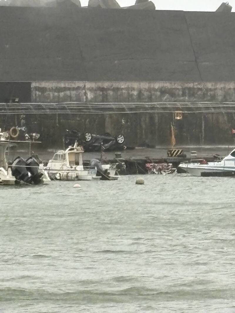 颱風+共伴效應碧砂漁港7米巨浪  轎車掀翻被打到變形