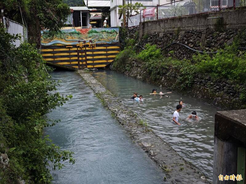二峰圳主圳道伏流水（左側）是不少附近住戶的民生用水來源。（記者陳彥廷攝）