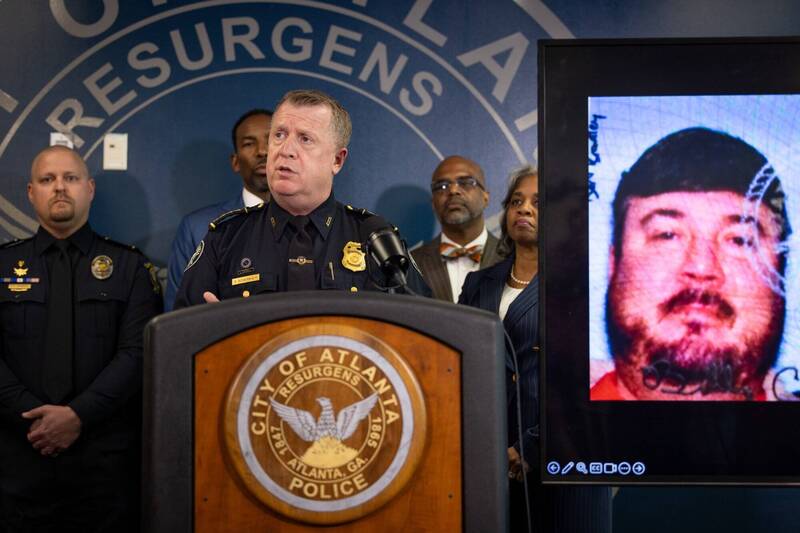 亚特兰大警局局长希尔鲍姆在记者会详述警方逮捕卡格尔(右方萤幕)的相关细节。(美联社) 亚特兰大警局局长希尔鲍姆在记者会详述警方逮捕卡格尔(右方萤幕)的相关细节。(美联社)