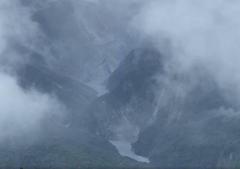 馬太鞍溪堰塞湖下游約800公尺處今發生小型崩塌，形成新的堰塞湖。（圖擷取自臉書「林業及自然保育署花蓮分署」）