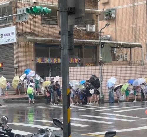 小學生風雨中撐傘快被吹走！網狠酸蔣萬安：這句政見果然沒跳票