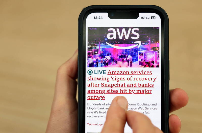 提供云端运算服务的「亚马逊网路服务公司」(Amazon Web Services,AWS)于台湾时间昨下午发生系统大当机,官方虽一度宣布恢复服务,但后续又再次出现当机,让用户持续抱怨无法正常使用相关服务。(欧新社) 提供云端运算服务的「亚马逊网路服务公司」(Amazon Web Services,AWS)于台湾时间昨下午发生系统大当机,官方虽一度宣布恢复服务,但后续又再次出现当机,让用户持续抱怨无法正常使用相关服务。(欧新社)