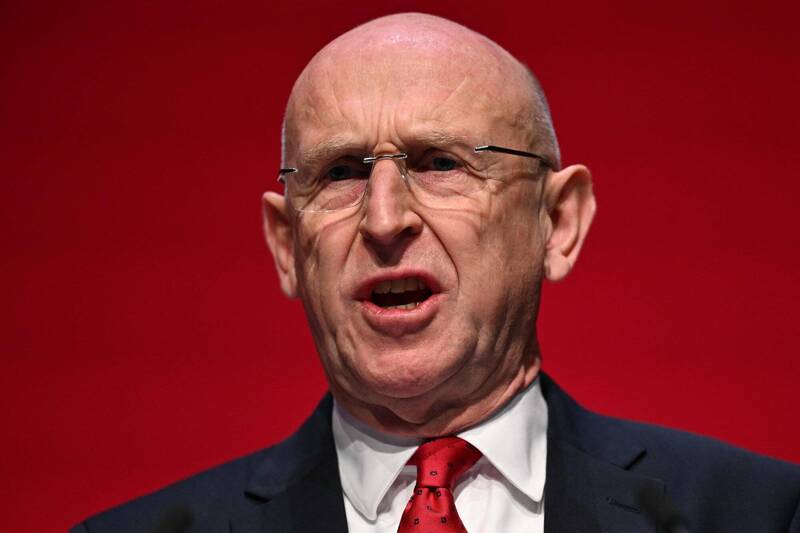 英国国防大臣希利表示,正在拟定新的法律授权,赋予武装部队可在军事基地上空击落「不明」无人机的权力。(法新社档案照) 英国国防大臣希利表示,正在拟定新的法律授权,赋予武装部队可在军事基地上空击落「不明」无人机的权力。(法新社档案照)