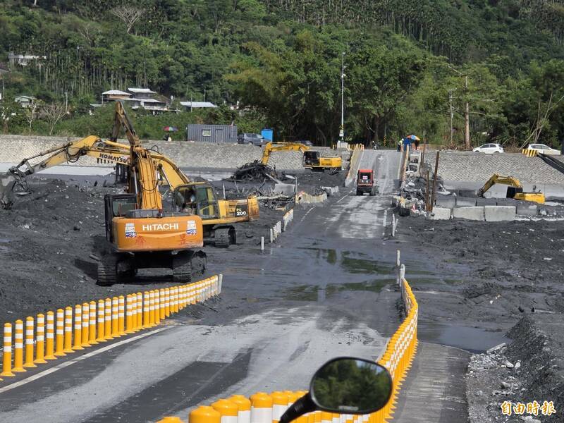 馬太鞍溪新堰塞湖溢流  溪底便道估中午搶通