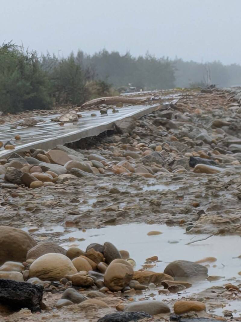 東北季風夾漲潮侵襲竹北海岸 居民盼加蓋海堤防海水倒灌