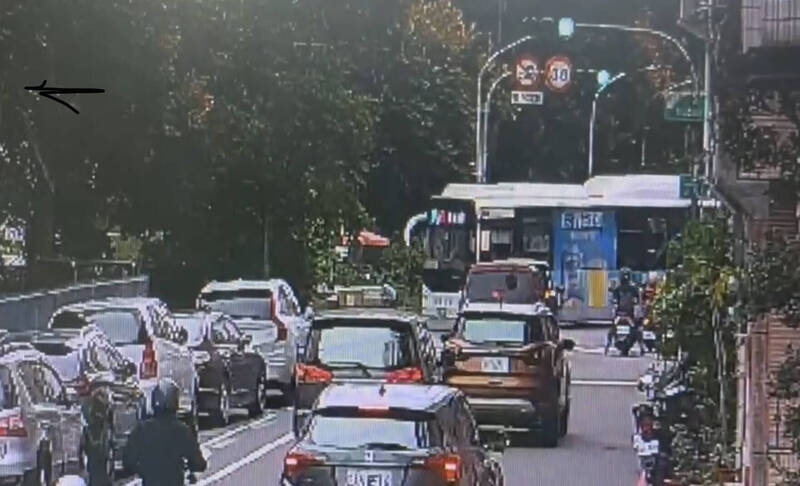 高雄53路公车闯红灯险撞机车影片疯传，交通局查证确认将扣罚补助！（民众提供）