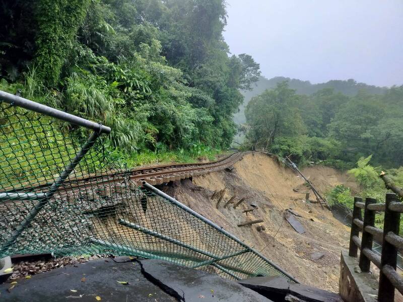 豪雨肆虐！ 台鐵平溪線路基遭掏空100多公尺  短時間恐難復駛