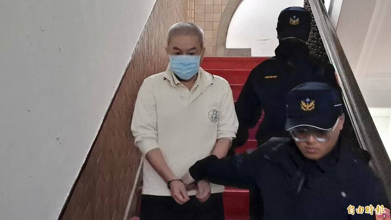 高等法院审理远航掏空案,提讯被告张纲维召开延押庭,张称担心癌母请求停止羁押,让他有机会回家照顾癌母。(记者杨国文摄) 高等法院审理远航掏空案,提讯被告张纲维召开延押庭,张称担心癌母请求停止羁押,让他有机会回家照顾癌母。(记者杨国文摄)