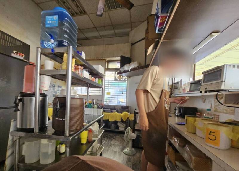 员警乔装成早餐店员工埋伏。(警方提供) 员警乔装成早餐店员工埋伏。(警方提供)