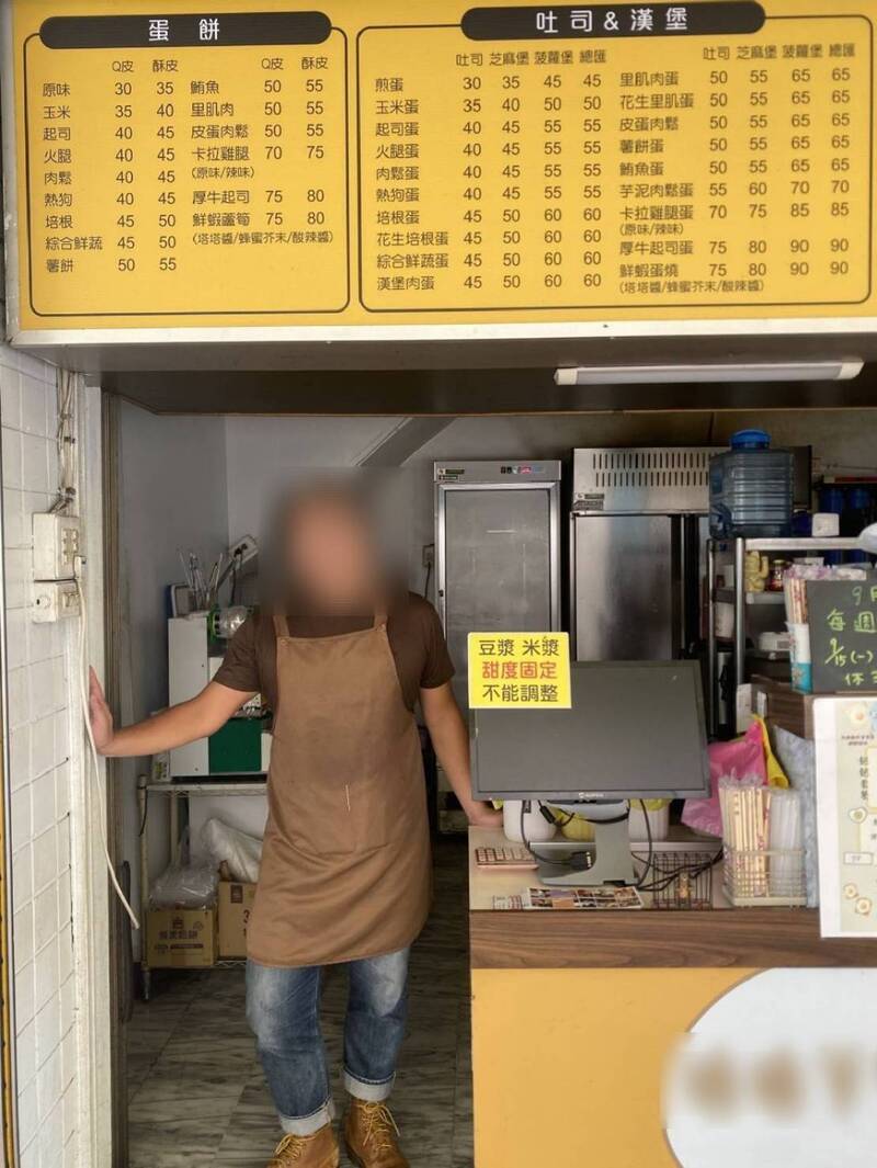 员警穿上早餐店围裙出任务。(警方提供) 员警穿上早餐店围裙出任务。(警方提供)