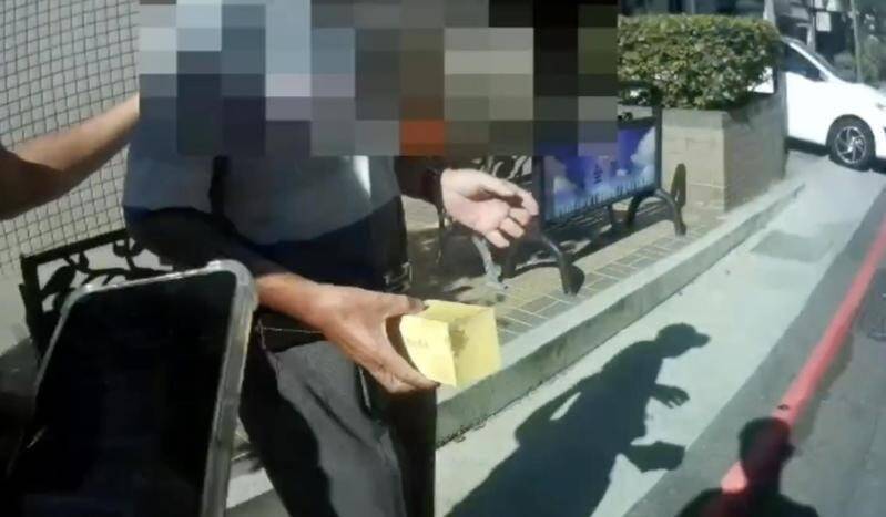 警方见车手现身冲出早餐店逮人。(警方提供) 警方见车手现身冲出早餐店逮人。(警方提供)