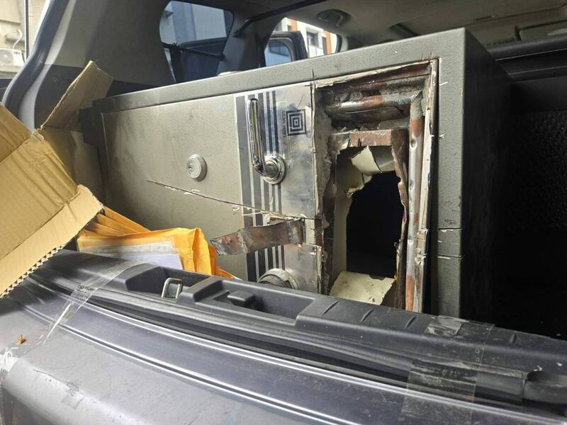 台中大里今年8月发生民众家中至少存放1267万现金和珠宝保险箱被偷走，杨姓、罗姓窃嫌依侵入住宅窃盗罪，分别判处3年4月、3年徒刑。（记者陈建志翻摄）