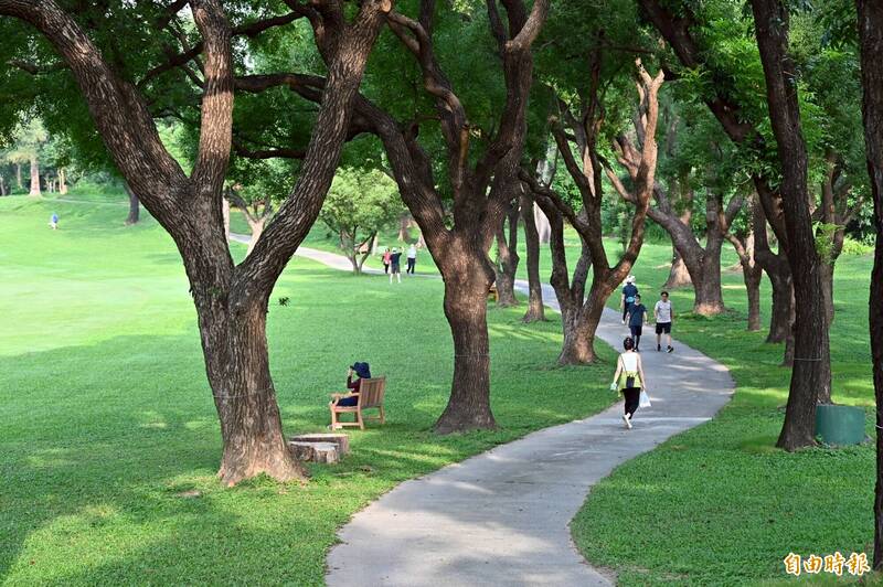 高雄果嶺公園有人違法帶寵物及騎腳踏車 公園處：僅屬個案