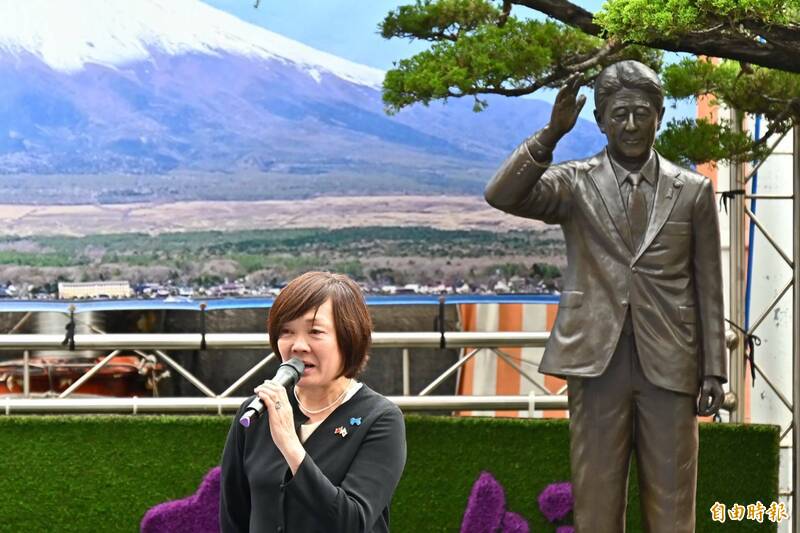 三度來台為安倍銅像獻花   安倍夫人：感謝台灣當她是自己人