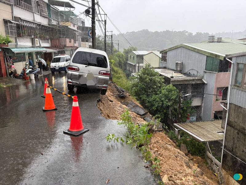 新北市三峽區二鬮路土石滑落路面部分被掏空，廂型車右側兩輪懸空。（記者徐聖倫翻攝）