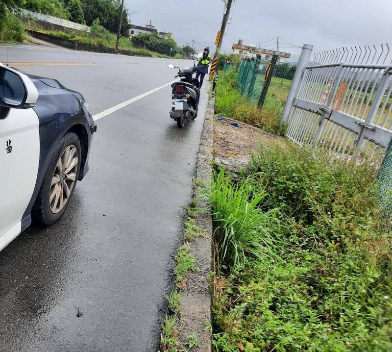 男子倒卧路旁,路人报警送医仍不治。图为李男停放路旁的机车。(民众提供) 男子倒卧路旁,路人报警送医仍不治。图为李男停放路旁的机车。(民众提供)