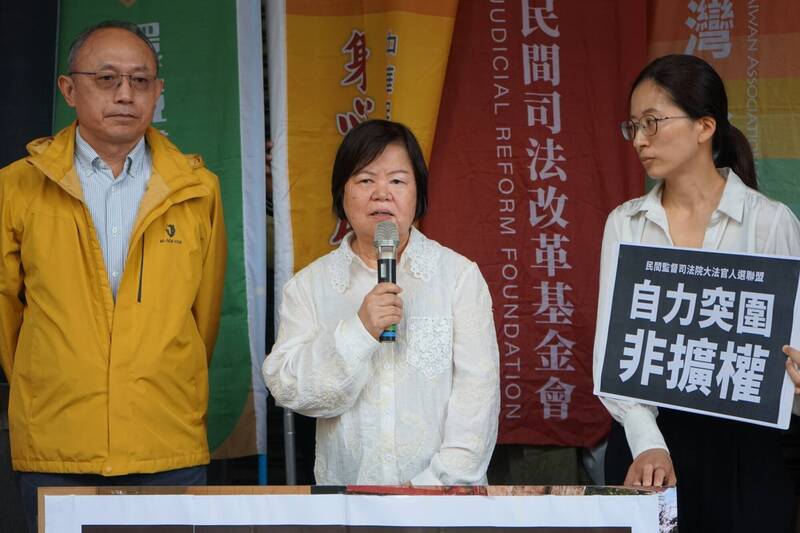前大法官黃虹霞今出席「民間監督司法院大法官人選聯盟」記者會,對於憲法法庭困境發表看法。(民間監督司法院大法官人選聯盟提供) 前大法官黃虹霞今出席「民間監督司法院大法官人選聯盟」記者會,對於憲法法庭困境發表看法。(民間監督司法院大法官人選聯盟提供)
