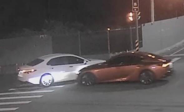 两辆轿车在路口碰撞瞬间。(民众提供) 两辆轿车在路口碰撞瞬间。(民众提供)