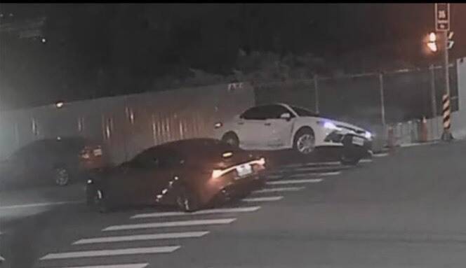 白色丰田轿车险侧翻。(民众提供) 白色丰田轿车险侧翻。(民众提供)