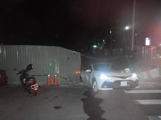 白车最后「倒栽葱」撞破围篱。(民众提供) 白车最后「倒栽葱」撞破围篱。(民众提供)