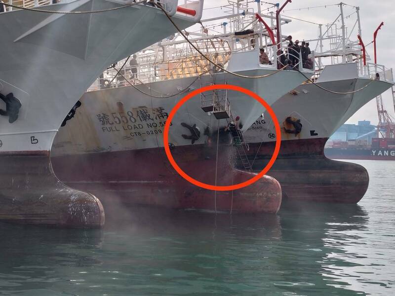 高雄渔船火警冒烟。(读者提供) 高雄渔船火警冒烟。(读者提供)